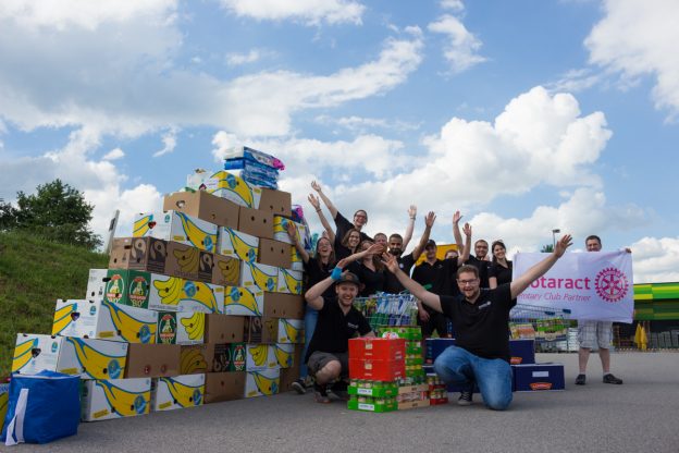 Kauf-Eins-Mehr! Rotaracter unterstützen Kempter Tafel mit Lebensmittelspenden